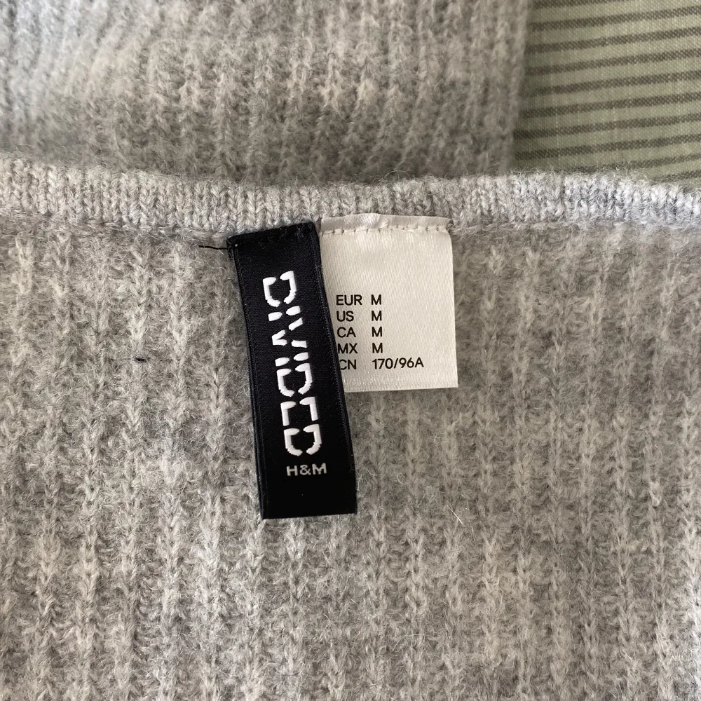 Supermysig grå stickad tröja från H&M storlek M. Endast använd en gång. . Tröjor & Koftor.