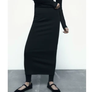 Svart lång kjol - Svart lång kjol från Zara! Bra skick❤️