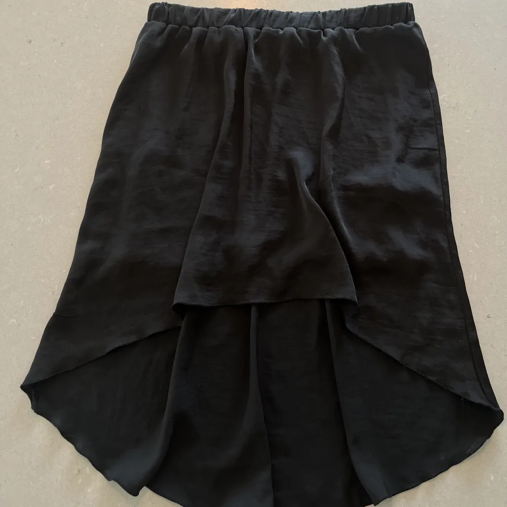 Supergullig svart kjol från Bikbok som inte längre kommer till användning. Den är längre i bak i en rundad kant. Storlek M men passar mig som vanligtvis bär S. Säljer för 99kr + frakt.💕. Kjolar.