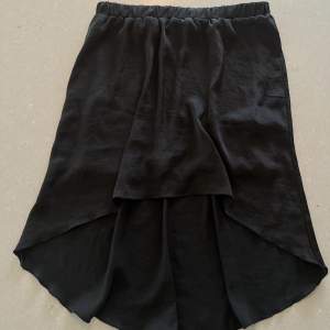 Supergullig svart kjol från Bikbok som inte längre kommer till användning. Den är längre i bak i en rundad kant. Storlek M men passar mig som vanligtvis bär S. Säljer för 99kr + frakt.💕