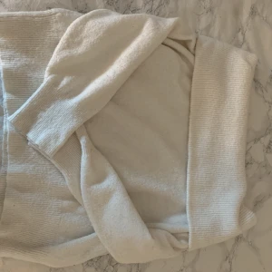 Off shoulder tröja - Säljer min tröja då den inte kommer till användning❤️ mycket bra skick❤️ 