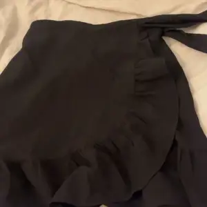 Detta är en kjol ifrån vero Moda som man knyter själv. Väldigt lätt att knyta och säljer pågrund av att den inte används. Endast använd en gång. Skriv för mer frågor eller bilder 💗