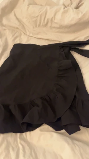 Kjol ifrån vero Moda  - Detta är en kjol ifrån vero Moda som man knyter själv. Väldigt lätt att knyta och säljer pågrund av att den inte används. Endast använd en gång. Skriv för mer frågor eller bilder 💗