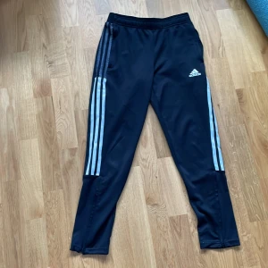 Adidas Träningsbyxor - Använda få gånger, som nya.
