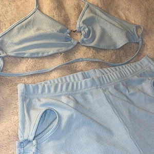 Sommar set - Somrigt det båda delarna är i stl l. Men väldigt små i stl passar mig som är en m.