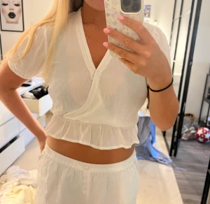 Vit blus - Supersöt vit blus, knappt använd 