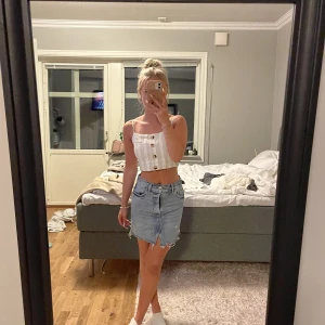 Jeanskjol - Säljer denna jeanskjol för den tyvärr inte kommer till användning💕 Skriv privat för fler bilder