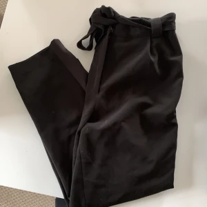 Kostymbyxor  - Från HM  Storlek 43 Köparen står för frakt