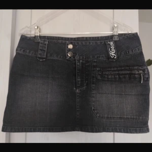 Low waist minikjol  - Säljer min minikjol köpt på second hand då den inte passar, så aldrig använd av mig. Den passar från en xs-s och möjligen en m