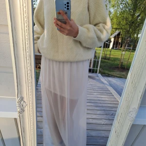 Lång flowy mesh-kjol - Aldig använd, köpt från HM för många år sen. Genomskinligt mesh-material med underkjol🐚 
