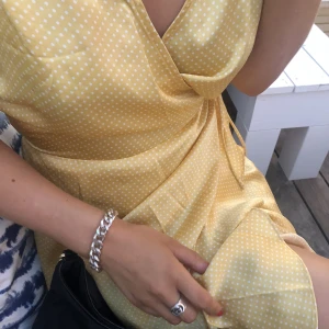 Neo Noir klänning  - Gul prickig midiklänning från Neo Noir! Använt fåtal gånger, så den är i bra skick 🤍🤍