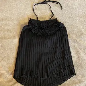 As snyggt svart halterneck linne ifrån Vila i storlek xs!! Aldrig använt🖤använd gärna ”köp nu”