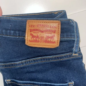 Mörkblåa Levis jeans - Mörkblåa jeans från Levis, gott skick