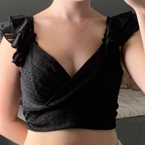 Svart topp  - Svart volangtopp i nyskick, säljs för att jag inte får användning för den.