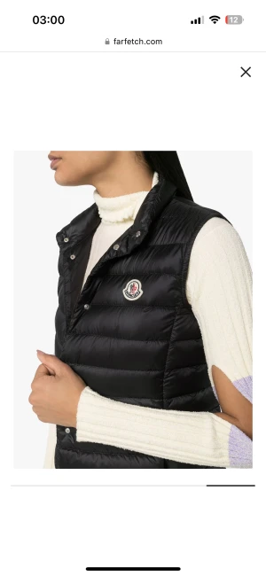 Moncler väst - Min fina moncler väst som jag nu vill sälja. Den är väldigt bra skick och köpte den här på plick. Inga skador eller så och det passar både dam och herr. Storlek XS. Pris kan diskuteras. Köparen står för frakt. 