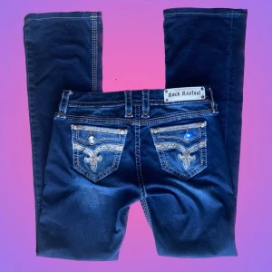 Rock revival - Ett par fina bootcut lågmidjade rock and revival, inga defekter. Passar storlek 28 också eftersom dom är ganska stretchiga, hör av er med frågor och bilder💗