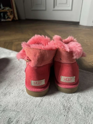 Uggs  - Rosa uggs! Lite slitna därav lågt pris!