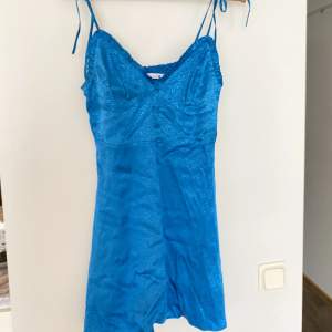 Säljer denna supersöta klänningen från Zara, fin härlig blå färg!🫶🏼