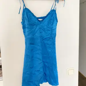 Säljer denna supersöta klänningen från Zara, fin härlig blå färg!🫶🏼