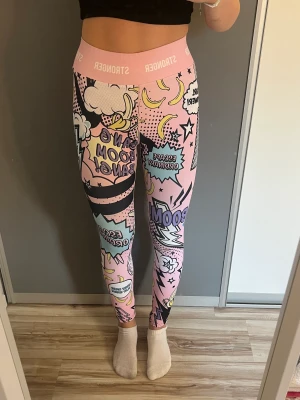 Träningsbyxor - Träningsbyxor från stronger. Bra skick, utom ett hål vid knät. 