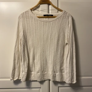 Vit topp.  - Vit topp från Kappahl. Använd endast ett fåtal gånger, som ny. Storlek 36. 