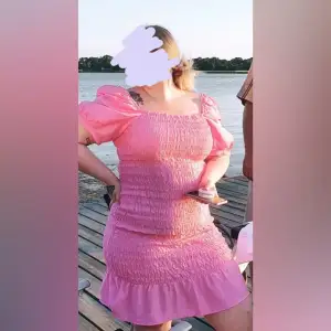 Superfin rosa klänning, perfekt för sommarens fester/middagar/event💘🌸🌷
