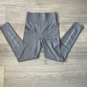 Gråa träningsbyxor - ⚠️Kolla min profil⚠️Fina och sköna ”märkes” träningsbyxor. De har aldrig blivit använda utan bara testade 2ggr. Säljer pga att de är för korta på mig.