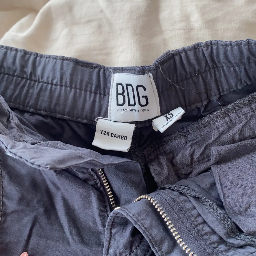 Låg midjad cargo byxa från Urban outfitters i marinblått😍 Tyvärr växt ur dem!. Jeans & Byxor.