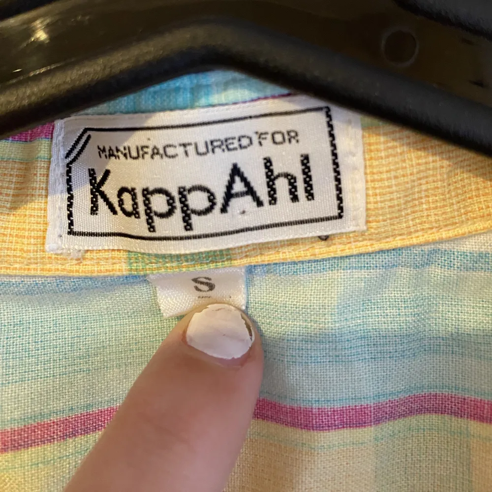 En färgglad rutig skjorta ifrån KappAhl i storlek S💛färgerna på skjortan är som på den sista bilden! Köparen står för frakten! Använd gärna ”köp nu”💚. Skjortor.