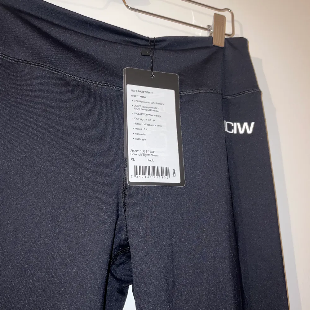 Scrunch tights från ICIW, tyvärr lite för små för mig så kan ej ha dom jag köpte dom på deras hemsida för 699kr för ett par månader sedan, dom är helt nya och bara legat i garderoben, dom är i storlek XLKom gärna med prisförslag. Jeans & Byxor.