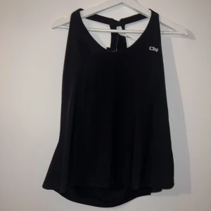 Padel linne  - Helt nytt paddel linne med inbyggd sport BH från icaniwill i storlek XL, nypris 399kr, kommer tyvärr inte till användning här hemma 