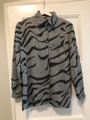 Zebra semi-mesh vintage shirt - Really good condition and nice fit