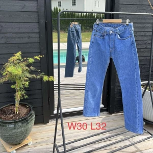 Jeans  - Tjena! Massa feta Byxor från Levis och carhartt. Vi har många olika färger och storlekar för både killar och tjejer men alla bilder fick inte plats.  Priserna är  399 kr styck 699 för 2 och 999 för 3 
