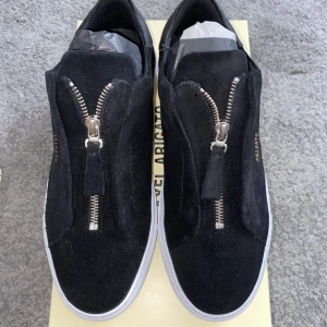 Axel Arigato skor - Svarta Axel Arigato skor, sprillans nya (oanvända), 2100 kr + frakt, strl 44 (Endast de svarta skorna på bild 3).