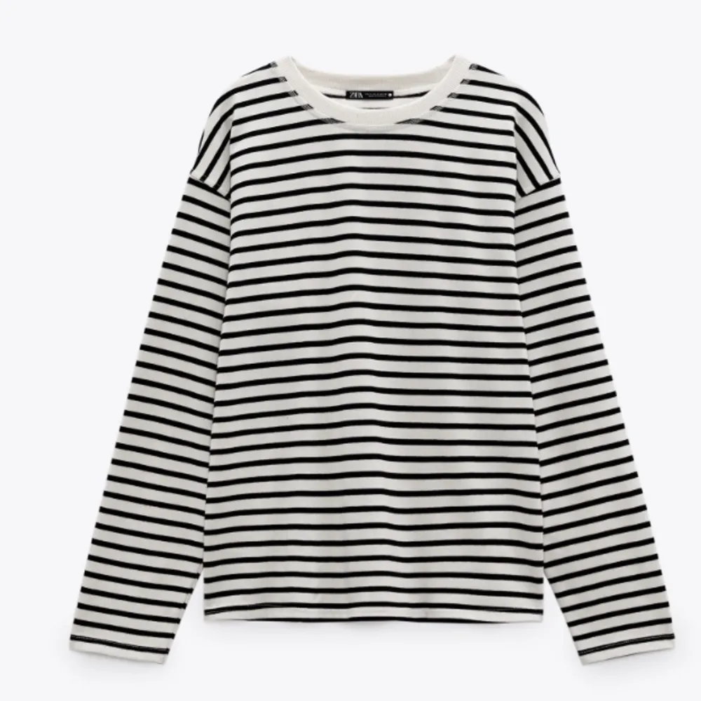 Säljer denna långärmade tröja från Zara då jag inte använder den längre, superfint skick!. Tröjor & Koftor.
