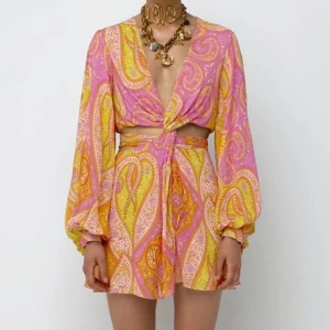 Orange rosa klänning zara - Säljer denna snygga orange rosa klänningen ifrån zara. Storlek s men ganska stor i storleken. I bra skick förutom att storlekslappen nästan åkt av. Intressekoll så ge prisförslag 