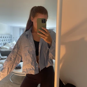 Kort linneskjorta - Säljer då den ej kommer till användning, prislapp kvar. Croppad linneskjorta från zara för 2 år sedan. Köparen står för frakt💕