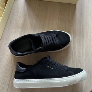 Arigato strl 41 - Axel arigato strl 41  Inköpta på nk i gbg (kvitto finns) Nyskick sparsamt använda Allt som box osv finns. Diskuterbart pris vid snabb affär. Hör av er om ni har frågor mvh Ludvig.