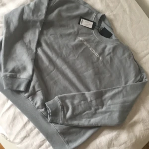 Tjocktröja lager 157 S - Tjocktröja ifrån lager 157. Helt ny och aldrig använd med prislapp kvar. Storlek S. Svårt att få fram rätt färg men är mer ljusblå.