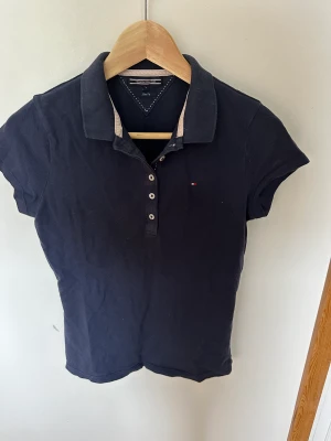 Tommy Hilfiger polotröja  - Polotröja i fint skick