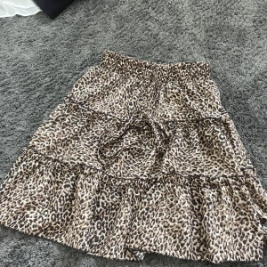 Kort kjol - Jätte fin mönstrad kjol, aldrig använd 🥰