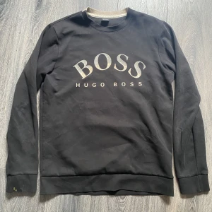 Hugo boss sweatshirt  - Använt den ett tag fortfarande bra skick 