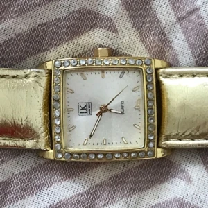 Guldig klocka  - Guldig klocka med stenar för 35kr. Aldrig använd❤️ 