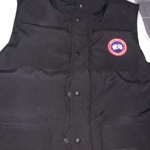 Canada goose väst - Helt ny canada goose väst köpt på johnells. Kvitto finns digitalt, storlek M. Pris kan diskuteras 