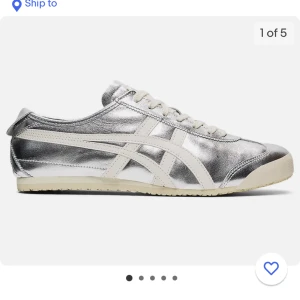 SÖKER  - Söker dessa skor , helst silvriga men gula går också bra eller de silvriga med svarta streck ❤️helst 39.5 men kan gå upp o ner en halv storlek. 