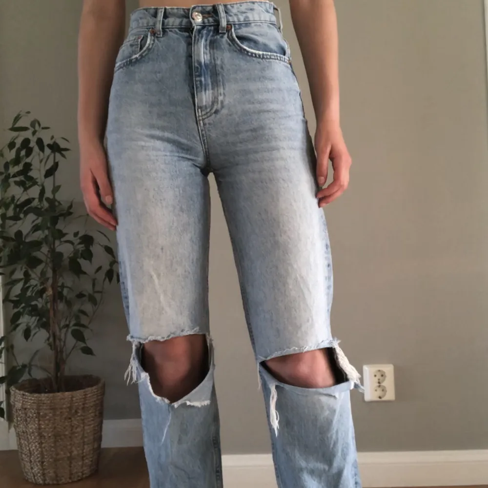 Jeans från Gina tricot,hålen på knäna har blivit större med tiden men är fortfarande i bra skick! Nypris 600kr. Jeans & Byxor.