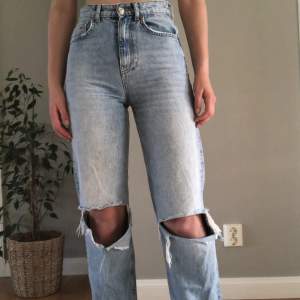 Jeans från Gina tricot,hålen på knäna har blivit större med tiden men är fortfarande i bra skick! Nypris 600kr