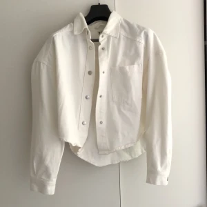 Vit jeansjacka - Jeans jacka från Gina tricot i bra skick