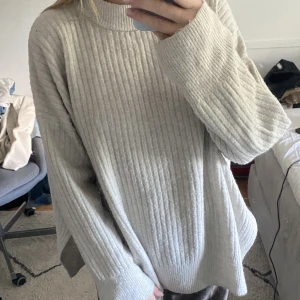 Stickad tröja - Världens skönaste och finaste stickade tröja från H&M, storlek S men passar alla upp till L. Sparsamt använd, säljes för 90 kr eller bud