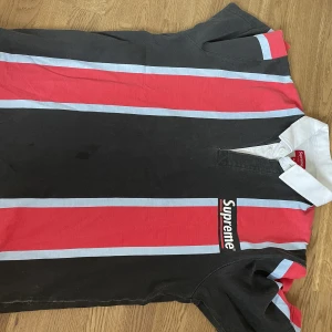 Supreme piké  - Riktigt fet baggy piké, dock en nästan osynlig fläck därav priset.